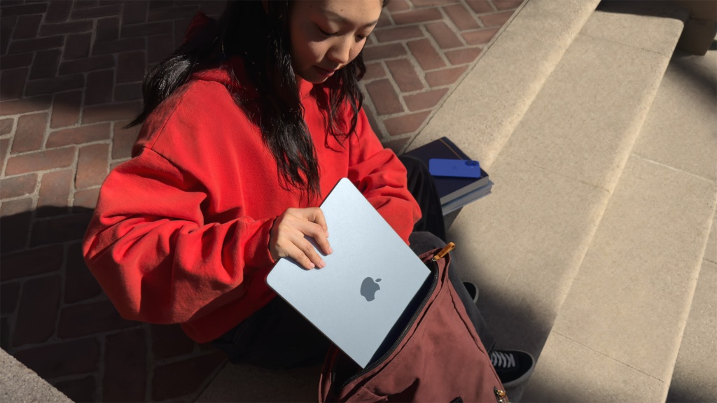 Apple-MacBook-Air-lifestyle-on-the-go-250305_big.jpg.large_2x.jpg Apple-MacBook-Air-lifestyle-on-the-go-250305_big.jpg.large_2x.jpg